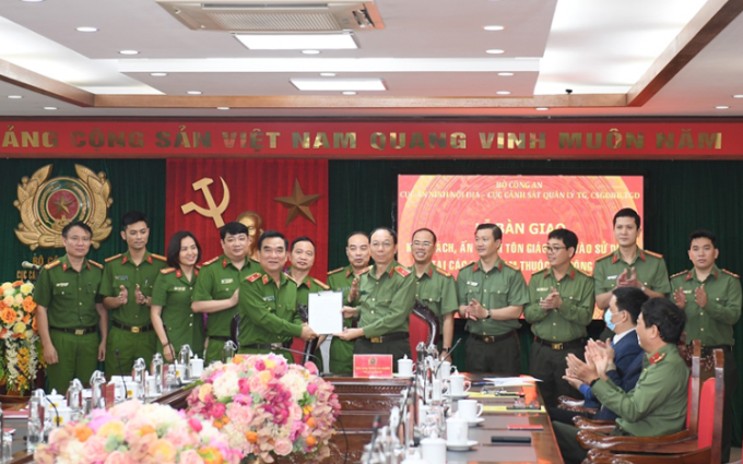 Đưa kinh sách, ấn phẩm tôn giáo vào trại giam phục vụ nhu cầu của phạm nhân